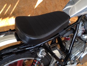 Scrambler saddle for lightweight motorcycles