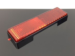 RÜCKSTRAHLER mit integrierter LED-Kennzeichenbeleuchtung